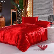 posteljnina rdeče barve